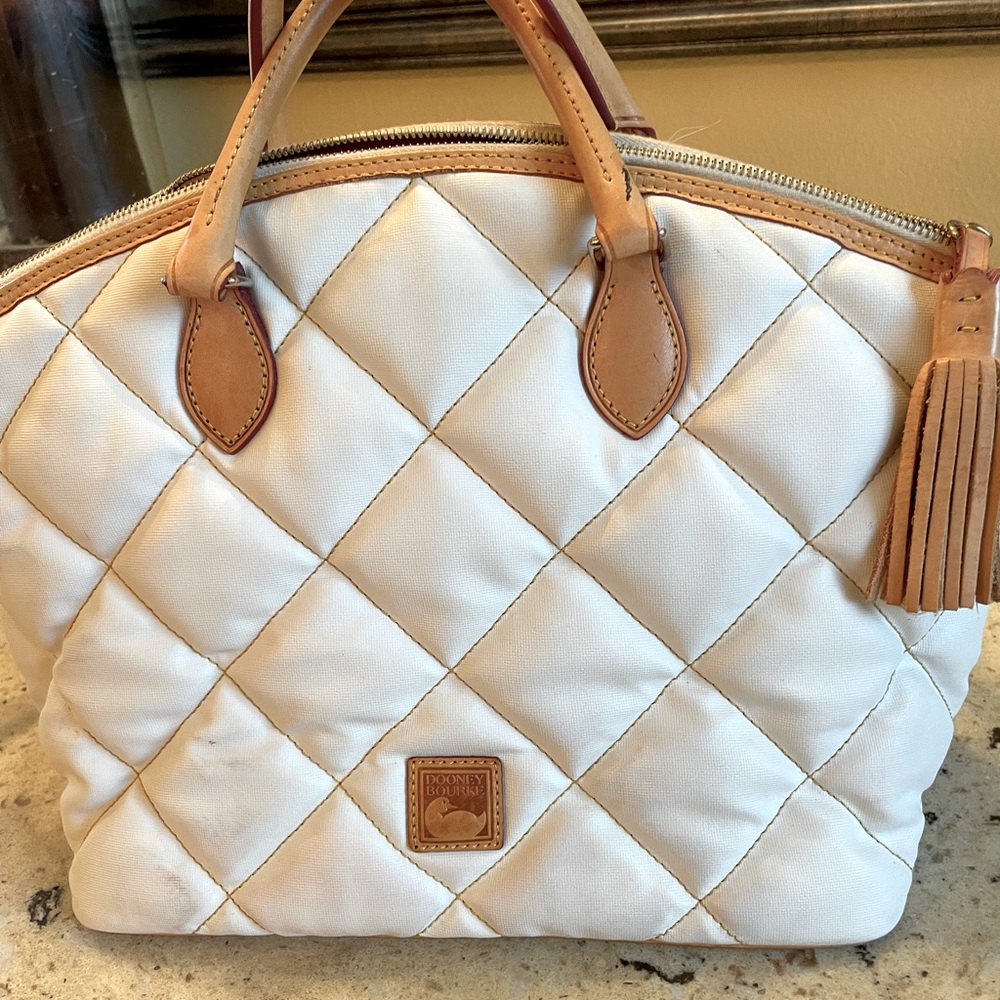 A CLASSIC. WHITE & TAN TUFTED STANDS OUT FOR SURE!